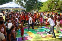 Crianças brincam com monitores na Festa do Trabalhador