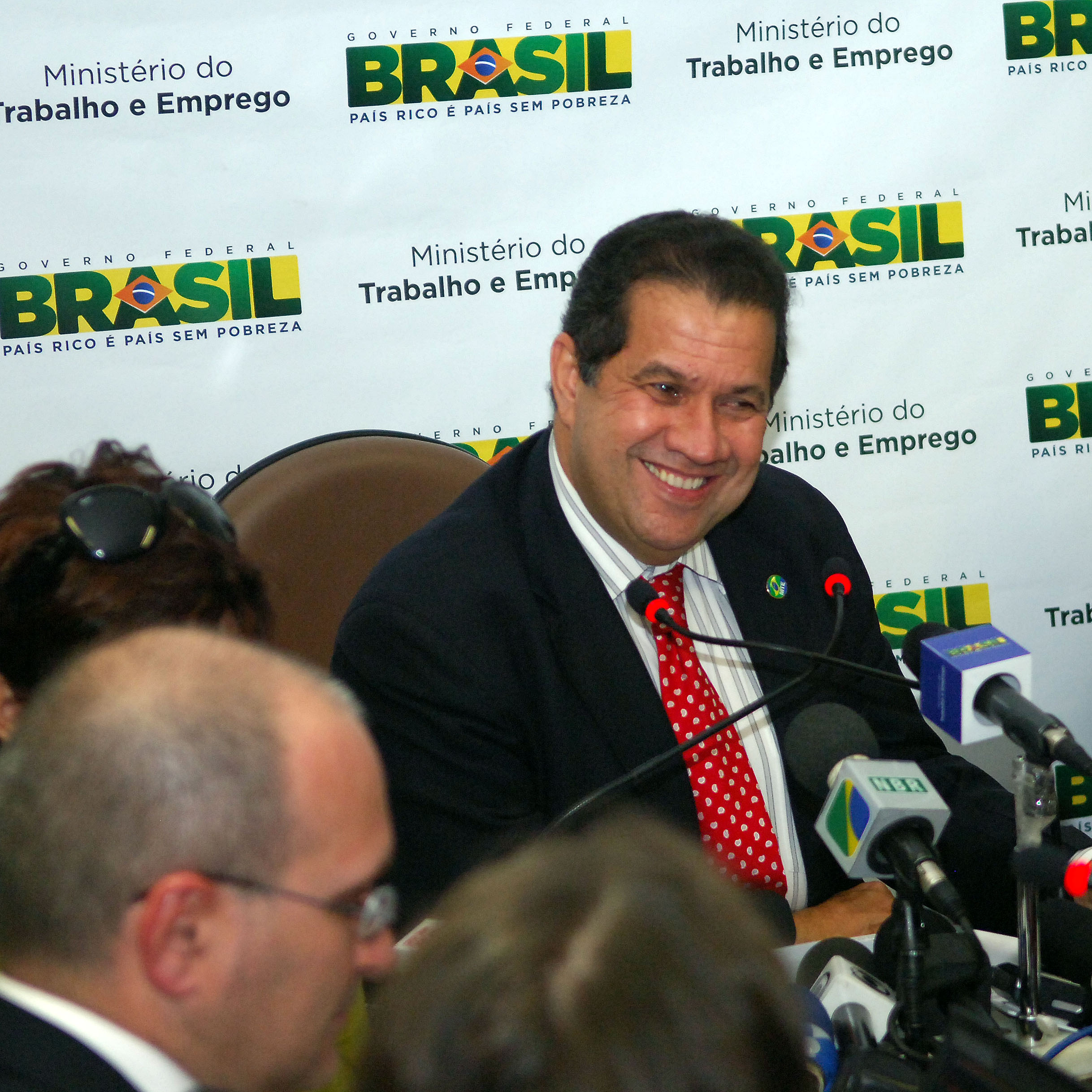 Ministro do trabalho Carlos Lupi durante coletiva após divulgação do caged  de maio de 2011