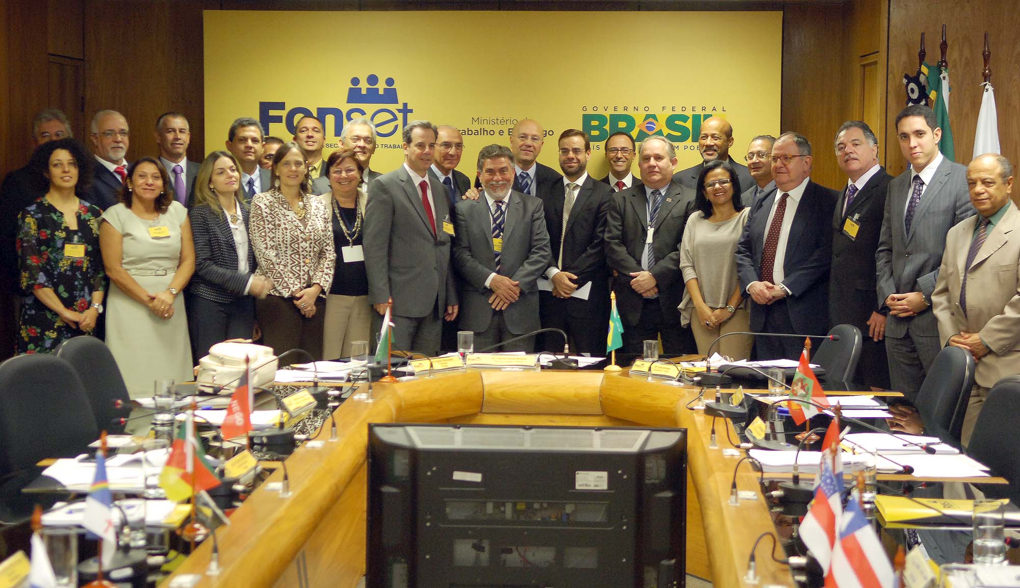 Ministro Brizola Neto durante foto oficial da abertura da 87ª reunião do Fonset ao lado dos secretários de estado do trabalho.