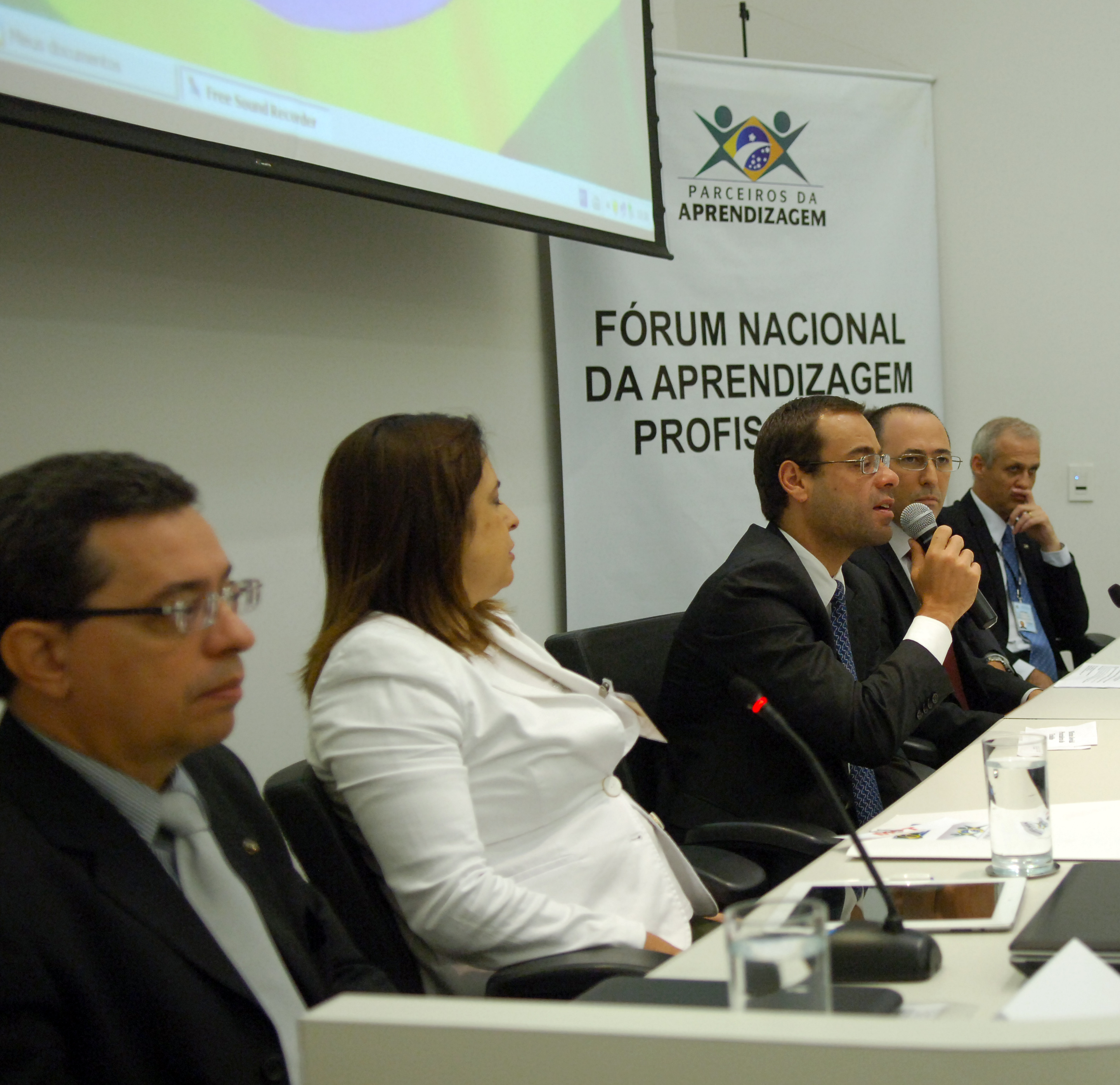 Ministro do Brizola Neto durante abertura do forum nacional de aprendizagem.