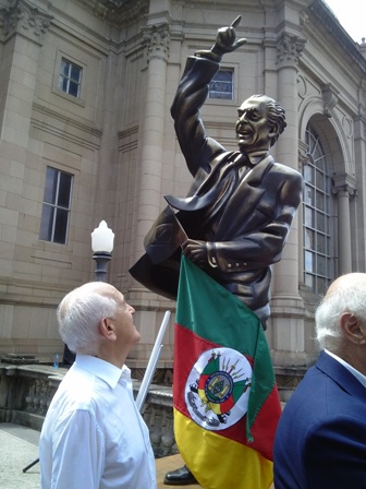 Ministro inaugura estátua de Leonel Brizola em Porto Alegre (RS)