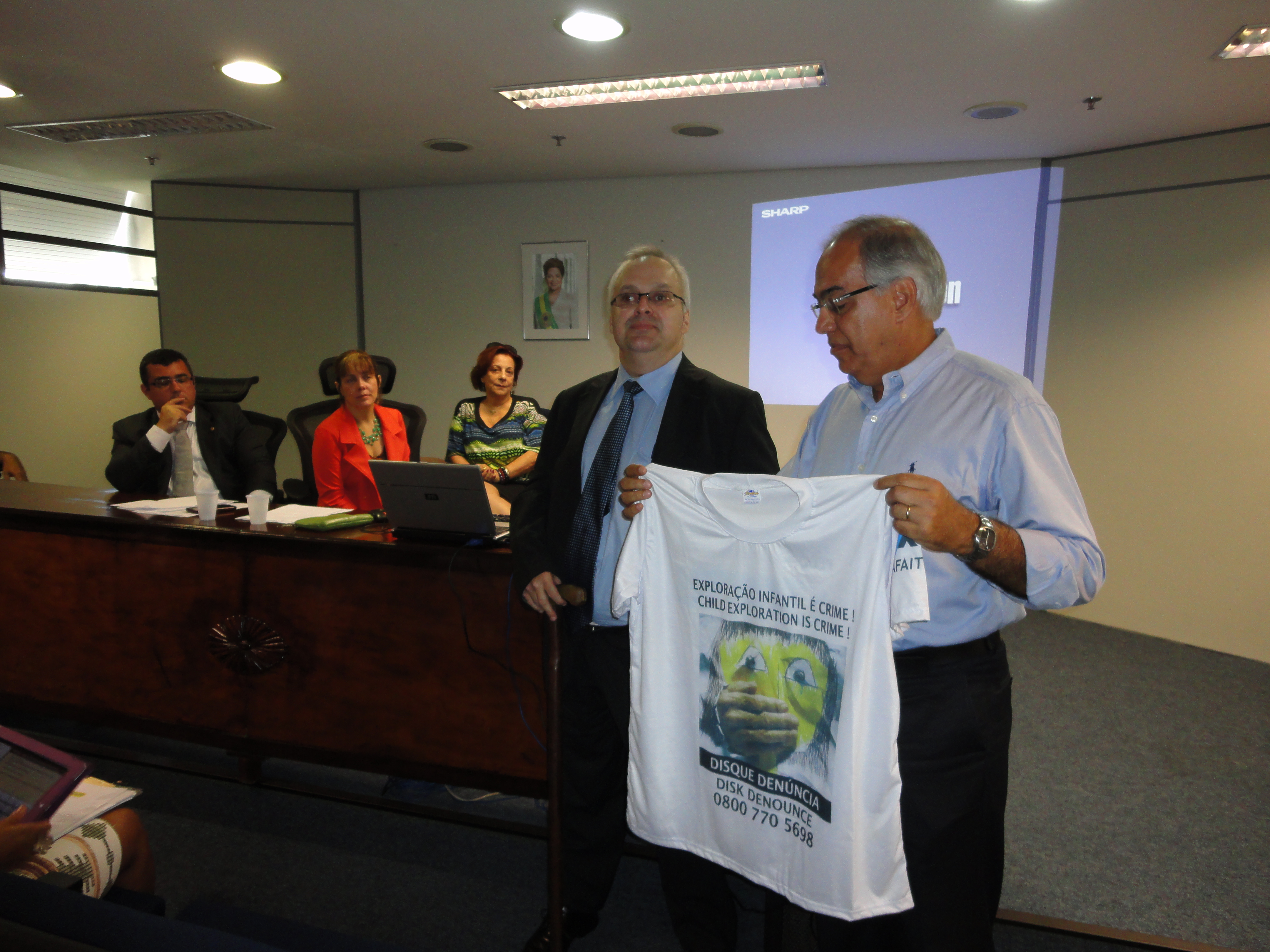Superintendente Antonio Albuquerque recebe a camisa da campanha promovida pela AFAITERJ contra a exploração infantil
