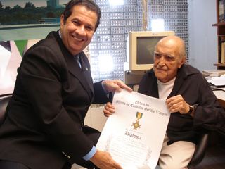 Ministro do Trabalho e Emprego, Carlos Lupi, condecorou o arquiteto e urbanista Oscar Niemeyer