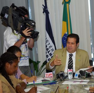 Ministro Carlos Lupi durante coletiva sobre seguro desemprego.