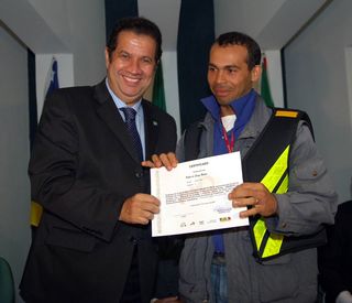 Ministro Carlos Lupi entrega certificado de qualificação a Odilio de Souza Bastos