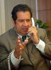Ministro Carlos Lupi durante telefonema a trabalhador que tem direito a sacar o abono salarial.