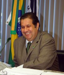 Ministro Carlos Lupi durante coletiva sobre abono salarial.