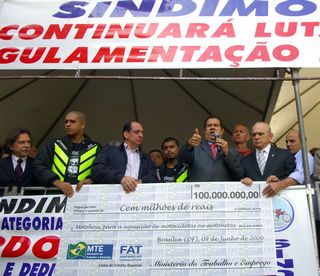 : Ministro Carlos Lupi durante solenidade de liberaçao de linha de credito a profissionais de moto frete.