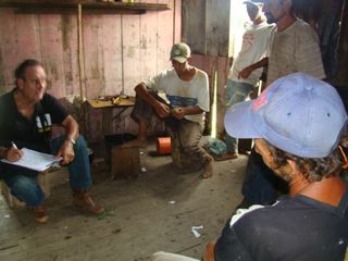 Auditores fiscais do trabalho conversam com trabalhadores encontrados em situação de exploração no Paraná