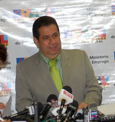 Ministro Carlos Lupi durante coletiva apos divulgaçao do caged de novembro de 2009.