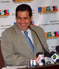 Ministro Carlos lupi durante coletiva apos a divulgaçao do caged de maio de 2010.