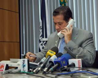 Ministro Carlos Lupi durante ligaçao p trabalhadores que tem direito a receber abono salarial.