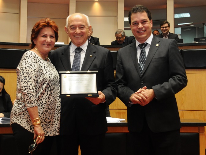 Na foto, Manoel Dias recebe a placa do deputado Rodrigo Minotto (dir.) e da chefe de Gabinete do parlamentar, Dalva Dias (esq.)